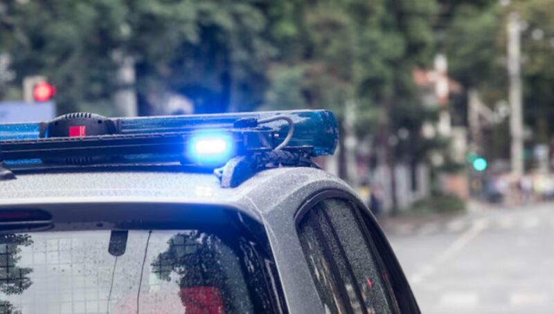 Снощи помогнах на една възрастна жена да пренесе тежките си чанти до дома си, но тази сутрин цяла колона полицейски коли се появиха на вратата ми, обвинявайки ме в нещо немислимо...