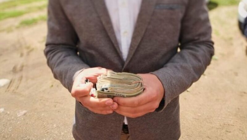 Поради бедност родителите ми ме продадоха на богат мъж, но случилото се в първата ни брачна нощ шокира всички...