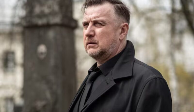 „Отворете ковчега — тя диша!“ — извика момчето. Милиардерът замръзна, разкъсван между разума и ужаса, докато случилото се след това накара цялата катедрала да ахне…