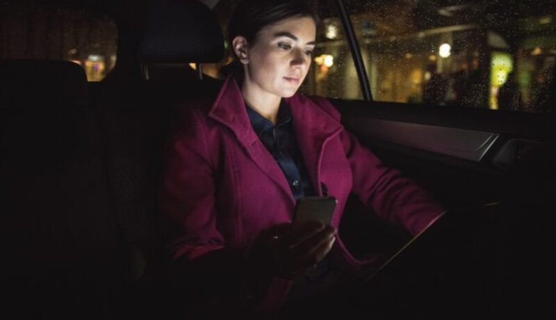 Прекарах три години, карайки Uber, само за да се справя. Една късна вечер качих възрастен мъж, който не спираше да ме изучава. Накрая ме попита тихо: „Как се казва майка ти?“ Когато отговорих, сълзи се стичаха по бузите му. „Търся те от 28 години“, прошепна той и след това отключи телефона си. Това, което видях, накара гърдите ми да се свият.