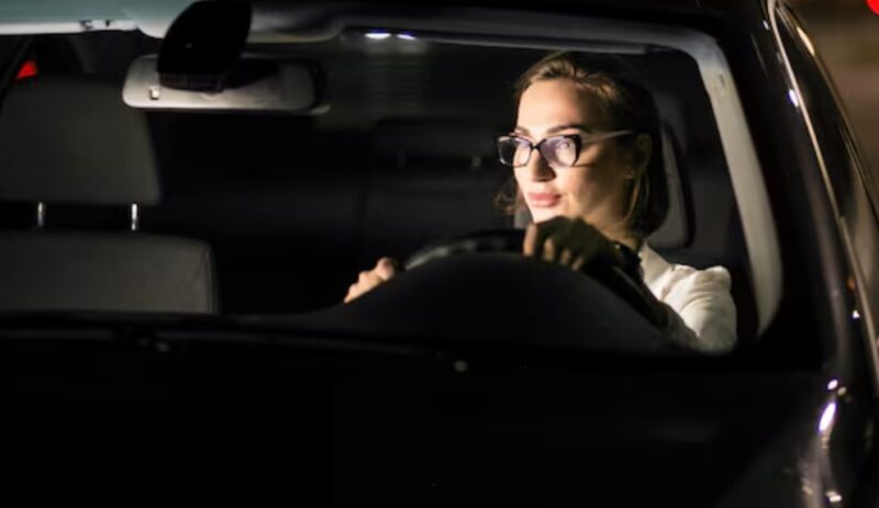 Карах Uber 3 години, за да оцелея. Една нощ качих един възрастен мъж, който не спираше да ме гледа. „Как се казва майка ти?“, попита той. Когато му казах, той се разплака. „Търся те от 28 години“, каза той. После отвори телефона си и ми показа нещо, което спря сърцето ми.