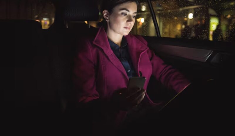 Карах Uber 3 години, за да оцелея. Една нощ качих един възрастен мъж, който не спираше да ме гледа. „Как се казва майка ти?“, попита той. Когато му казах, той се разплака. „Търся те от 28 години“, каза той. После отвори телефона си и ми показа нещо, което спря сърцето ми.