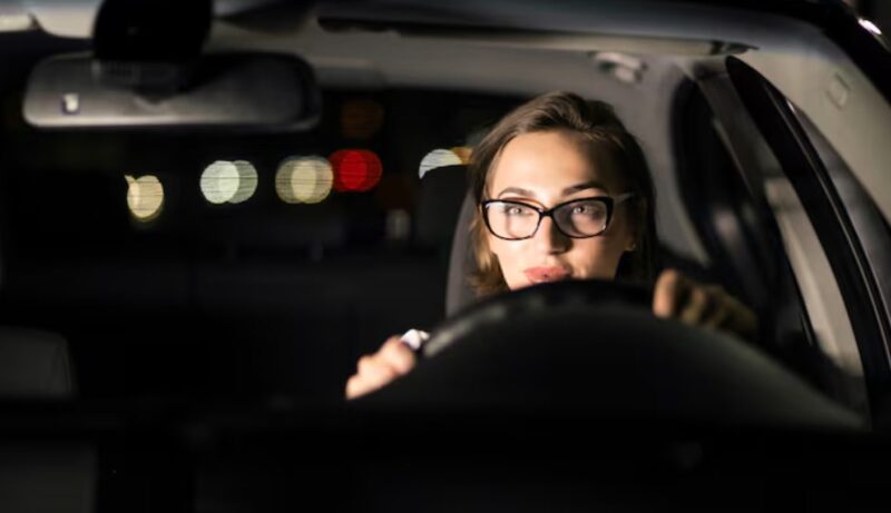 Карах Uber 3 години, за да оцелея. Една нощ качих един възрастен мъж, който не спираше да ме гледа. „Как се казва майка ти?“, попита той. Когато му казах, той се разплака. „Търся те от 28 години“, каза той. После отвори телефона си и ми показа нещо, което спря сърцето ми.