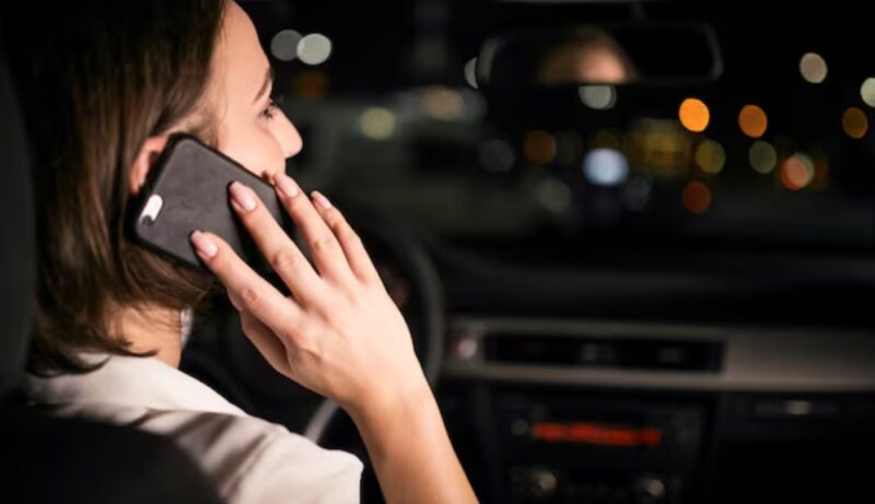 Прекарах три години, карайки Uber, само за да се справя. Една късна вечер качих възрастен мъж, който не спираше да ме изучава. Накрая ме попита тихо: „Как се казва майка ти?“ Когато отговорих, сълзи се стичаха по бузите му. „Търся те от 28 години“, прошепна той и след това отключи телефона си. Това, което видях, накара гърдите ми да се свият.