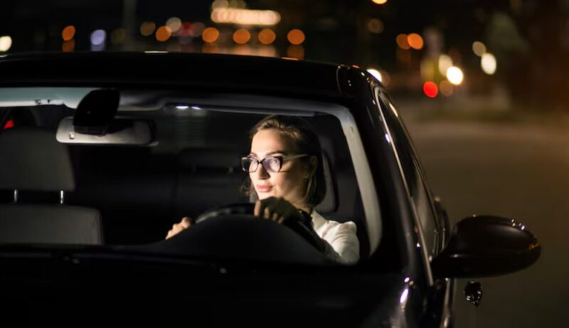 Прекарах три години, карайки Uber, само за да се справя. Една късна вечер качих възрастен мъж, който не спираше да ме изучава. Накрая ме попита тихо: „Как се казва майка ти?“ Когато отговорих, сълзи се стичаха по бузите му. „Търся те от 28 години“, прошепна той и след това отключи телефона си. Това, което видях, накара гърдите ми да се свият.