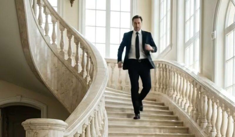 Съкрушеният син на милиардер брутално ухапва прислужницата... Единственото ѝ движение оставя цялото имение безмълвно и разкрива ужасяваща истина...