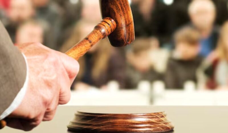 11-годишната ми дъщеря се прибра със счупена ръка и синини по цялото тяло. След като я закарах бързо в болницата, отидох директно в училището, за да намеря побойника - само за да открия, че родителят му е бившият ми. Той се засмя, когато ме видя. „Каквато майка, такава и дъщеря. И двете са провали.“ Игнорирах го и разпитах момчето. Той ме бутна и се подигра: „Баща ми финансира това училище. Аз определям правилата.“ Когато го попитах дали е наранил дъщеря ми и той каза „да“, се обадих. „Имаме доказателства.“ Избраха грешното дете - дъщерята на главния съдия.