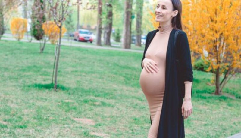 Самотен баща беше уволнен, защото закъсня, след като помогна на бременна жена - тя притежаваше цялата компания Chai...