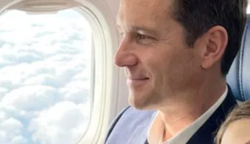 Милиардерът на седалката до нея: Тя заспала на рамото му, мислейки си, че е сама на света... Какво се случи след кацането им, възстанови вярата на всички в човечеството