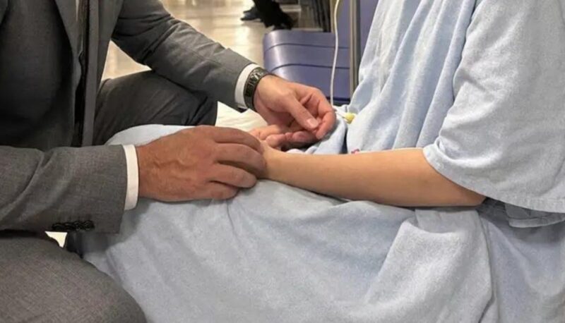 Два месеца след развода бях шокиран да видя бившата си жена да се скита безцелно из болницата. Когато научих истината, напълно се сринах.