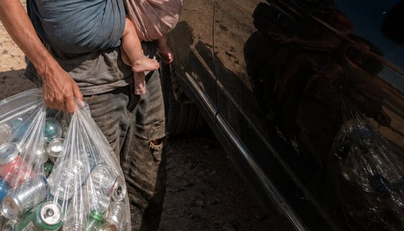 Той изостави бившата си жена на улицата заради друга, но година по-късно я намери да събира боклук с тайна, която го шокира.