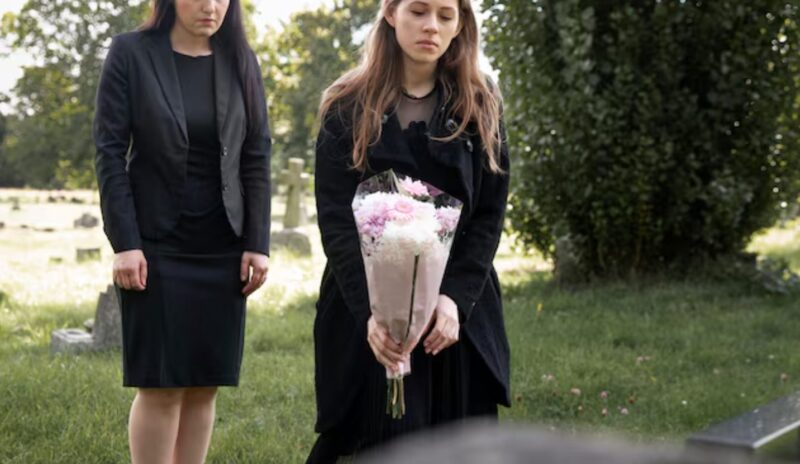 Съпругът ми беше в ковчега си само от няколко часа, когато свекърва ми поиска ключовете от къщата ни. „Стягай си багажа, кувьоз“, изхриптя тя, хвърляйки някакъв проклет тест за бащинство върху ковчега. „Милионите на сина ми принадлежат на истинското му семейство.“ Адвокатът на съпруга ми влезе с проектор. Тогава лицето на съпруга ми се появи на екрана и първото му изречение накара свекърва ми да се срине.