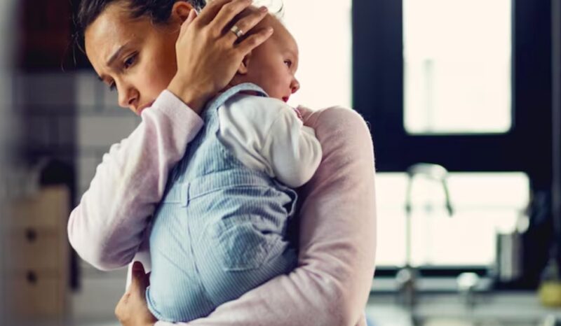Родих дъщеря си без никой до мен - и само часове по-късно майка ми ми изпрати съобщение, в което пишеше: „Децата на сестра ти се нуждаят от нови телефони. Изпрати 2000 долара.“