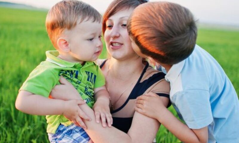 Разведох се с жена си, след като повярвах на лъжа - после я намерих бездомна с близнаци, които изглеждаха точно като мен